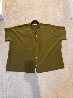 Everlane The Boxy Shirt in Washable Silk Olive Short Sleeve Button Down